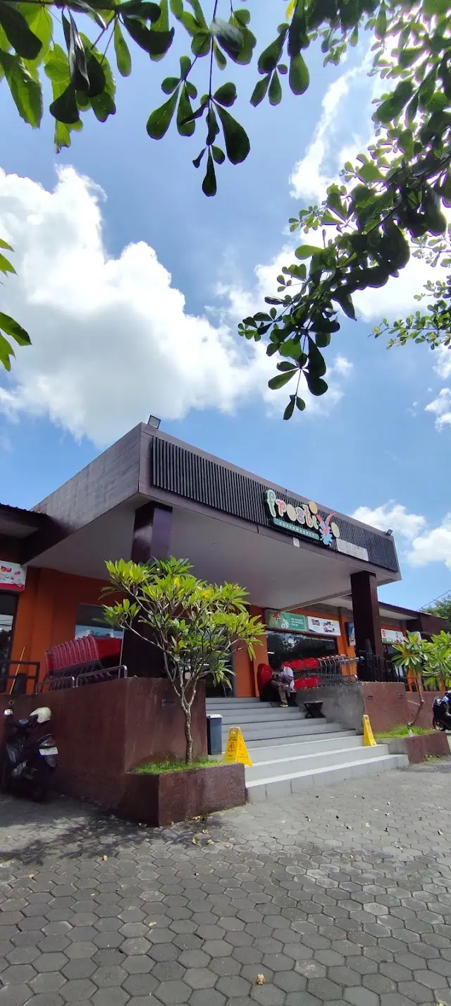 Frestive Supermarket Pererenan