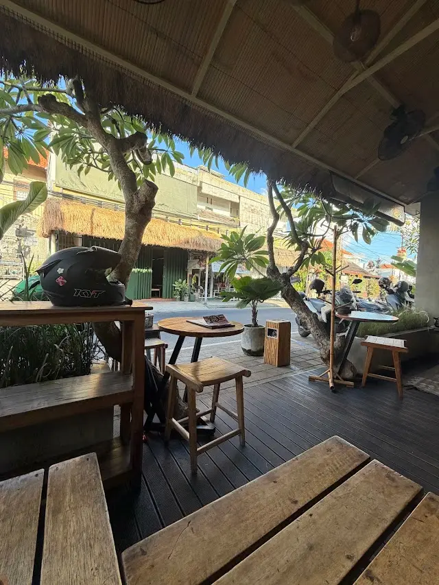 Long Play Cafe - Pererenan